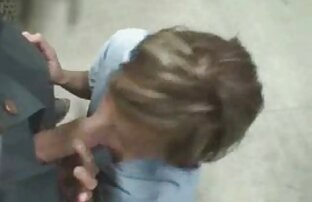 XXX Morena en la videos de peludos gay cama de espaldas digitación su coño