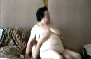 Pillé videos de gais follando a mi novia masturbándose en el sofá